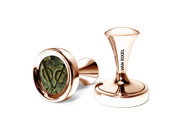 Een paar luxe, hoogwaardige, exclusieve en handgemaakte High End manchetknopen in 18 kt Roségoud met koperen VOC Duit - MII
